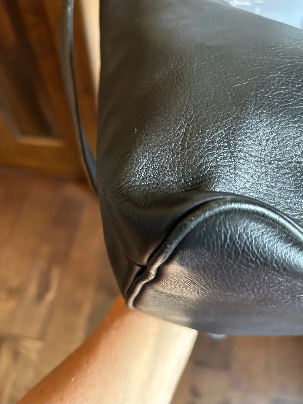 Wilsons Leather Black Pebbled Leather Crossbody Bag has tarnish on buckle - Picture 9 of 14